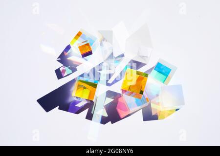 Abstrakter Hintergrund mit geometrischen Figuren aus Glas Prismen mit Lichtstreuung von Spektralfarben und komplexer Reflexion. Stockfoto