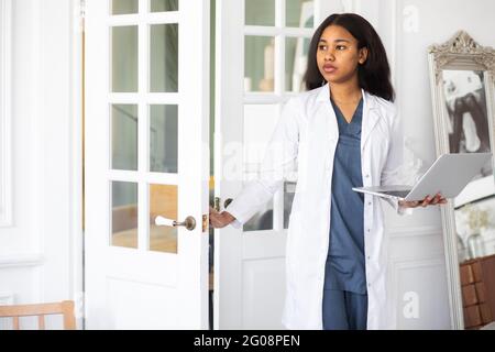 Medizin, Beruf und Gesundheitskonzept - Nahaufnahme einer afroamerikanischen Ärztin oder Wissenschaftlerin Stockfoto