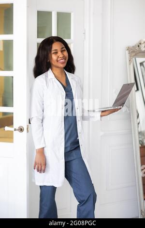 Medizin, Beruf und Gesundheitskonzept - Nahaufnahme einer afroamerikanischen Ärztin oder Wissenschaftlerin Stockfoto