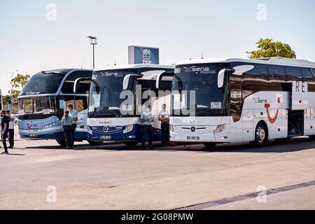 Antalya, Türkei - 19. Mai: Kemer, Türkei - 19. Mai 05: Touristen Moderne Busse am Flughafen warten auf Touristen an einem sonnigen Tag. Menschen und Passagiere in Masken. Sommerferien beginnt Konzept. Stockfoto