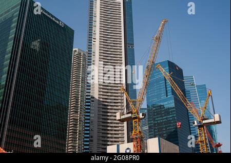 25.05.2021, Singapur, Republik Singapur, Asien - Baukräne auf der Baustelle im zentralen Geschäfts- und Finanzviertel während der Corona. Stockfoto