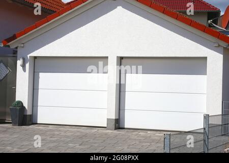Moderne weiße Garagentore (Sektionaltore) Stockfoto