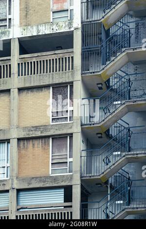 Park Hill Flats Sheffield wurde um die Wende der 1960er Jahre errichtet, eine riesige, brutalistische soziale Wohnsiedlung, die einen Teil der Stadt dominiert Stockfoto