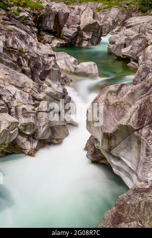 Lange Exposition von fließendem Wasser im Verzasca Fluss bei Lavertezzo - klares und türkisfarbenes Wasser und Felsen im Tessin - Valle Verzasca - Tal in Tes Stockfoto