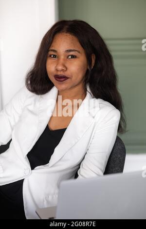 Porträt einer afroamerikanischen Geschäftsfrau im Büro. Schwarze Frau im Geschäftsanzug Stockfoto