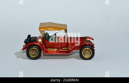 Spielzeug-Diecast-Modell eines Red 1937 Stutz ein Matchbox von Lesney mit weißem Hintergrund Stockfoto