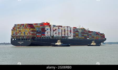 Das Containerschiff Maersk Edirne wird im Hafen von Felixstowe mit Schleppern gedreht. Stockfoto