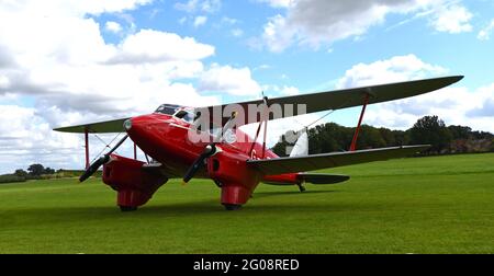 Vintage De Havilland DH.90A auf der Landebahn geparkte Doppelmotorenbiplane mit der G-AEDU-Flugbahn von der Fliegerfliege. Stockfoto