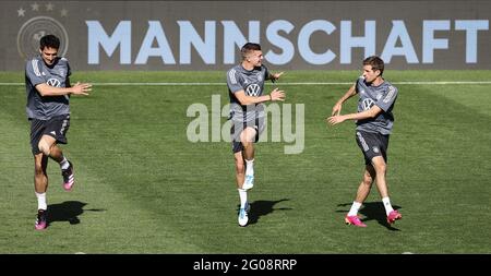 Insbruck, Österreich. Juni 2021. Fußball: Nationalmannschaft, Trainingslager, Abschlusstraining vor dem Testspiel gegen Dänemark. Mats Hummels (l), Toni Kroos und Thomas Müller wärmen sich auf. Quelle: Christian Charisius/dpa/Alamy Live News Stockfoto