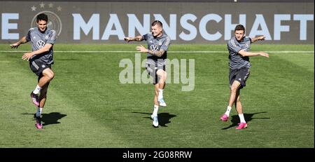 Insbruck, Österreich. Juni 2021. Fußball: Nationalmannschaft, Trainingslager, Abschlusstraining vor dem Testspiel gegen Dänemark. Mats Hummels (l), Toni Kroos und Thomas Müller wärmen sich auf. Quelle: Christian Charisius/dpa/Alamy Live News Stockfoto