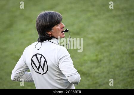 Insbruck, Österreich. Juni 2021. Fußball: Nationalmannschaft, Trainingslager, Abschlusstraining vor dem Testspiel gegen Dänemark. Nationaltrainer Joachim Löw mit Pfeife. Quelle: Christian Charisius/dpa/Alamy Live News Stockfoto