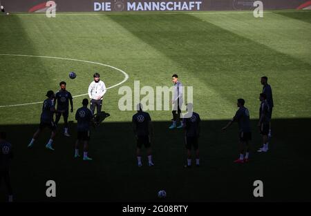 Insbruck, Österreich. Juni 2021. Fußball: Nationalmannschaft, Trainingslager, Abschlusstraining vor dem Testspiel gegen Dänemark. Nationaltrainer Joachim Löw (TOP, L), Jamal Musiala (TOP, R) und andere Spieler wärmen sich auf. Quelle: Christian Charisius/dpa/Alamy Live News Stockfoto