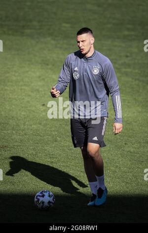 Insbruck, Österreich. Juni 2021. Fußball: Nationalmannschaft, Trainingslager, Abschlusstraining vor dem Testspiel gegen Dänemark. Niklas Süle geht über den Platz. Quelle: Christian Charisius/dpa/Alamy Live News Stockfoto