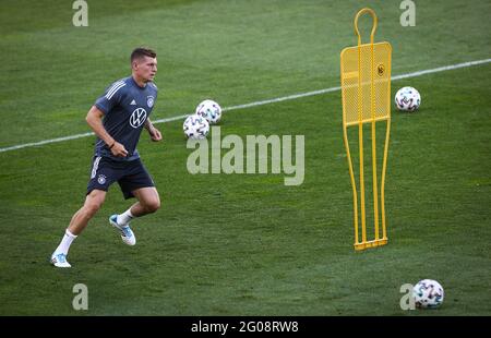 Insbruck, Österreich. Juni 2021. Fußball: Nationalmannschaft, Trainingslager, Abschlusstraining vor dem Testspiel gegen Dänemark. Toni Kroos wärmt sich auf. Quelle: Christian Charisius/dpa/Alamy Live News Stockfoto