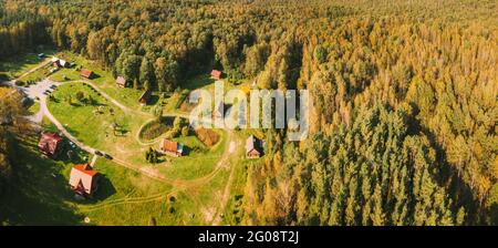 Weißrussland, Biosphärenreservat Beresinsky. Luftaufnahme des Nivki Touristenkomplexes aus der Vogelperspektive am sonnigen Herbsttag. Panorama, Panoramablick Stockfoto