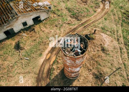 Weißrussland. Luftaufnahme Des Verlassenen Ruined Water Tower In Der Nähe Der Farm In Der Tschernobyl-Zone. Katastrophe Von Tschornobyl. Baufällig Haus In Weißrussisch Stockfoto