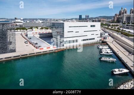 Der Blick vom Fort Saint-Jean in Richtung La Joliette und Villa Méditerranée, Marseille, Frankreich Stockfoto