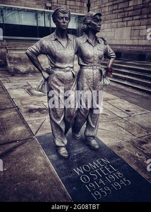 Frauen aus Stahl. Women of Steel ist eine Bronzeskulptur, die an die Frauen in Sheffield erinnert, die während des ersten Krieges in der Stahlindustrie gearbeitet haben Stockfoto