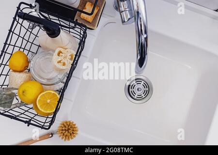 Draufsicht auf Öko-Naturprodukte für die Küchenreinigung Stockfoto