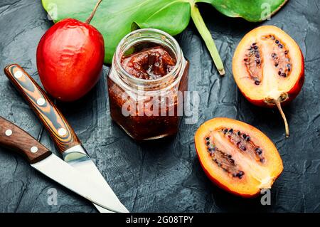 Köstliche exotische Tamarillo-Marmelade in einem Glas Stockfoto