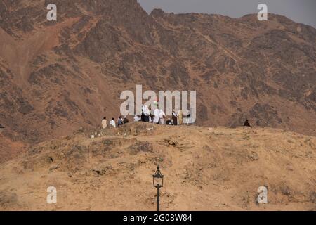 Medina, Saudi-Arabien - 2018. September: Muslimische Pilger besuchen die Märtyrer von Uhud auf dem Berg Uhud während der Umra-Saison. Bogenschützenhügel Stockfoto