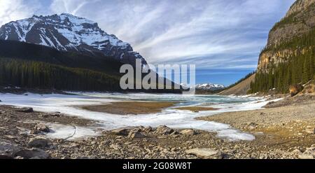 Panoramablick auf den gefrorenen alpinen Moraine Lake und den Temple Mountain Peak. Wandern Im Frühling Im Banff National Park, Alberta Canadian Rockies Stockfoto