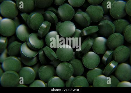 Spirulina grüne Pillen Hintergrund. Spirulina Algen grüne Tabletten. Stockfoto