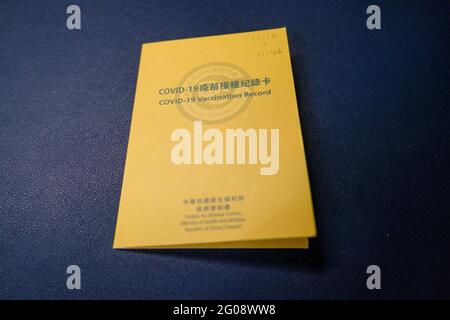 Taiwan. Juni 2021. In dieser Abbildung ist die Covid-19-Impfkarte der Taiwan Centers for Disease Control (CDC) zu sehen. (Foto von Walid Berrazeg/SOPA Images/Sipa USA) Quelle: SIPA USA/Alamy Live News Stockfoto