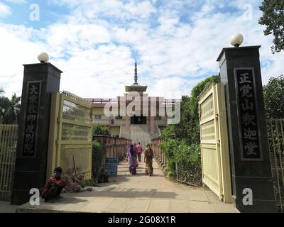 Der Tempel befindet sich neben der Großen Buddha-Statue, die von der Sekte Daijokyo aus Nagoya, Japan, errichtet wurde Stockfoto