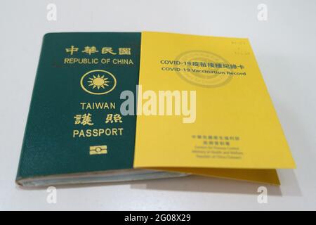 Taiwan. Juni 2021. In dieser Abbildung sehen Sie die Covid-19-Impfkarte der Taiwan Centers for Disease Control (CDC) und einen taiwanesischen Pass. (Foto von Walid Berrazeg/SOPA Images/Sipa USA) Quelle: SIPA USA/Alamy Live News Stockfoto