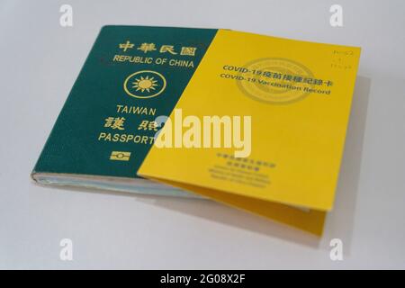 Taiwan. Juni 2021. In dieser Abbildung sehen Sie die Covid-19-Impfkarte der Taiwan Centers for Disease Control (CDC) und einen taiwanesischen Pass. (Foto von Walid Berrazeg/SOPA Images/Sipa USA) Quelle: SIPA USA/Alamy Live News Stockfoto