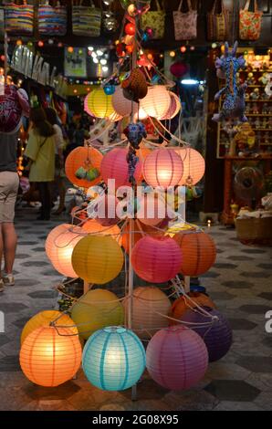 Bunte Lampen aus Vietnam Stockfoto