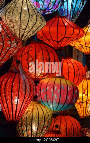 Bunte Lampen aus Vietnam Stockfoto