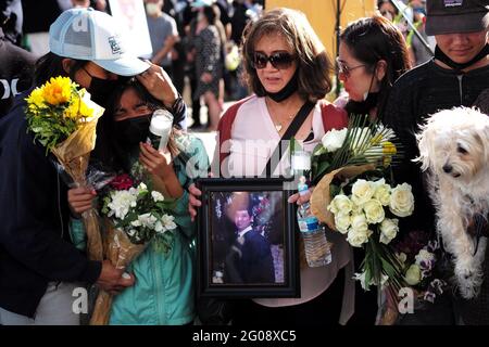 Peking, USA. Mai 2021. Verwandte trauern um die Opfer einer Massenerschießung in San Jose, Kalifornien, USA, 27. Mai 2021. Quelle: Wu Xiaoling/Xinhua/Alamy Live News Stockfoto