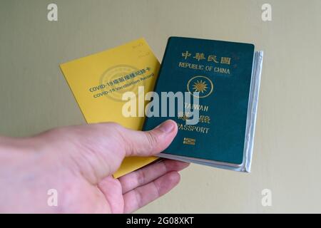 Taiwan. Juni 2021. In dieser Abbildung sehen Sie die Covid-19-Impfkarte der Taiwan Centers for Disease Control (CDC) und einen taiwanesischen Pass. Kredit: SOPA Images Limited/Alamy Live Nachrichten Stockfoto