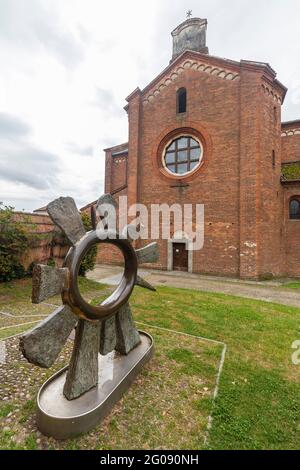 Morimondo, Italien - 2021, Mai 22: Tageslichtaufnahme der Abtei von Morimondo in Norditalien. Stockfoto