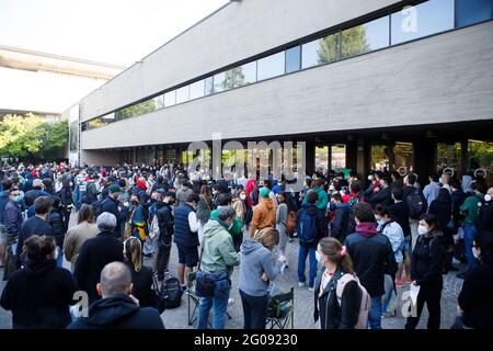 Bologna, ITALIEN. 02. Juni 2021. Erste „Tag der offenen Tür“-Impfung in Bologna innerhalb des Impfzentrums der Messe (von 8 bis 19): Zunächst waren 1,200 Dosen von Johnson & Johnson verfügbar, aber angesichts der unglaublichen Wahlbeteiligung, die registriert wurde, werden weitere 1,200 verfügbare Dosen zur Verfügung gestellt. Um 6 Uhr morgens warten bereits tausend Anwesende zwei Stunden früher, während die Linie um 7 Uhr fast einen Kilometer beträgt. Momente der Spannung an der Schwelle des Impfstoffzentrums, wo jede Sicherheitsentfernung springt und der Zugang verwirrend ist. Kredit: Massimiliano Donati/Alamy Live Nachrichten Stockfoto