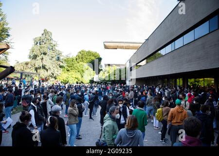 Bologna, ITALIEN. 02. Juni 2021. Erste „Tag der offenen Tür“-Impfung in Bologna innerhalb des Impfzentrums der Messe (von 8 bis 19): Zunächst waren 1,200 Dosen von Johnson & Johnson verfügbar, aber angesichts der unglaublichen Wahlbeteiligung, die registriert wurde, werden weitere 1,200 verfügbare Dosen zur Verfügung gestellt. Um 6 Uhr morgens warten bereits tausend Anwesende zwei Stunden früher, während die Linie um 7 Uhr fast einen Kilometer beträgt. Momente der Spannung an der Schwelle des Impfstoffzentrums, wo jede Sicherheitsentfernung springt und der Zugang verwirrend ist. Kredit: Massimiliano Donati/Alamy Live Nachrichten Stockfoto