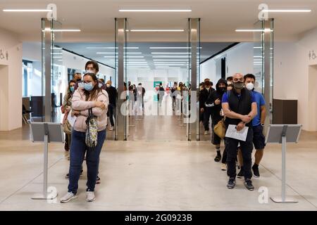 Bologna, ITALIEN. 02. Juni 2021. Erste „Tag der offenen Tür“-Impfung in Bologna innerhalb des Impfzentrums der Messe (von 8 bis 19): Zunächst waren 1,200 Dosen von Johnson & Johnson verfügbar, aber angesichts der unglaublichen Wahlbeteiligung, die registriert wurde, werden weitere 1,200 verfügbare Dosen zur Verfügung gestellt. Um 6 Uhr morgens warten bereits tausend Anwesende zwei Stunden früher, während die Linie um 7 Uhr fast einen Kilometer beträgt. Momente der Spannung an der Schwelle des Impfstoffzentrums, wo jede Sicherheitsentfernung springt und der Zugang verwirrend ist. Kredit: Massimiliano Donati/Alamy Live Nachrichten Stockfoto