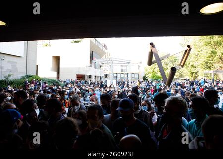 Bologna, ITALIEN. 02. Juni 2021. Erste „Tag der offenen Tür“-Impfung in Bologna innerhalb des Impfzentrums der Messe (von 8 bis 19): Zunächst waren 1,200 Dosen von Johnson & Johnson verfügbar, aber angesichts der unglaublichen Wahlbeteiligung, die registriert wurde, werden weitere 1,200 verfügbare Dosen zur Verfügung gestellt. Um 6 Uhr morgens warten bereits tausend Anwesende zwei Stunden früher, während die Linie um 7 Uhr fast einen Kilometer beträgt. Momente der Spannung an der Schwelle des Impfstoffzentrums, wo jede Sicherheitsentfernung springt und der Zugang verwirrend ist. Kredit: Massimiliano Donati/Alamy Live Nachrichten Stockfoto