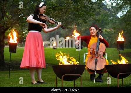 Die Cellistin Su-a Lee und Jenna Reid auf der Geige treten im Royal Botanic Garden Edinburgh auf, der Heimat der Aberdeen Standard Investment Opening Event 2021 Ð ein Feuerspaziergang durch die Gärten während des festivalÕs Opening Weekends bei der Ankündigung des Programms für das Edinburgh International Festival 2021, Im Royal Botanic Garden, Edinburgh. Das Festival der darstellenden Künste findet vom 7. Bis 29. August in der Stadt statt und bietet über 170 Aufführungen klassischer und zeitgenössischer Musik, Theater, Oper, Tanz und Spoken Word. Bilddatum: Dienstag, 1. Juni 2021. Stockfoto