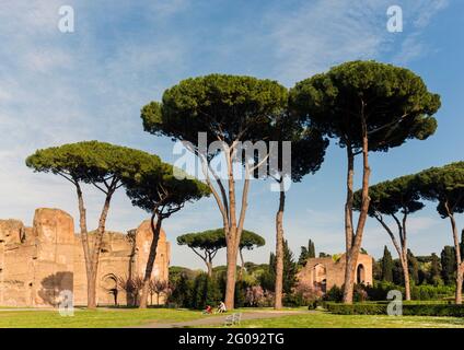 Rom, Italien. Terme di Caracalla, oder Caracalla-Thermen aus dem 3. Jahrhundert n. Chr. Das historische Zentrum von Rom ist ein UNESCO-Weltkulturerbe. Stockfoto