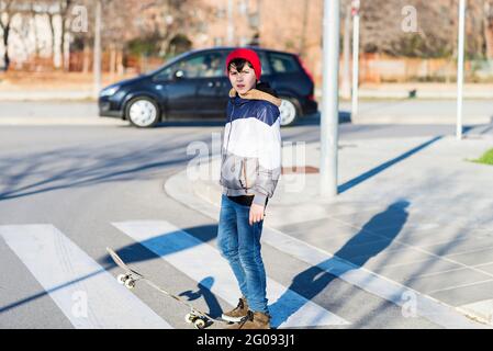 Teenager Skateboarder Junge mit einem Skateboard auf Asphalt Spielplatz macht Tricks. Jugend Generation Freizeit verbringen Konzept Bild. Stockfoto