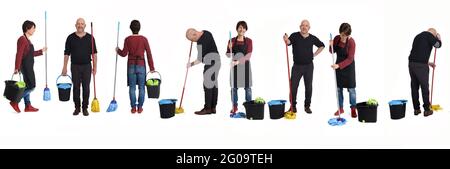 Frau und Mann mit einem Mopp und Eimer auf weißem Hintergrund Stockfoto