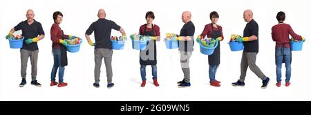 Gruppe von einer Hausfrau und Hausmann mit einem Eimer mit Reinigungsprodukten auf weißem Hintergrund Stockfoto