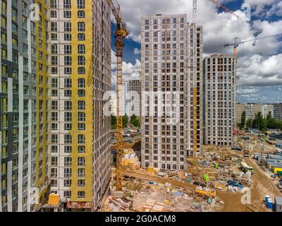 Neue hohe Gebäude auf der Baustelle. Drohnenfoto von der Baustelle Stockfoto