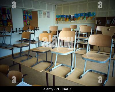 Berlin, Deutschland. Januar 2021. Blick auf ein leeres Klassenzimmer der Brodowin-Schule in Berlin Hohenschönhausen. Während der Pandemie gibt es derzeit keine Präsenzklassen. Quelle: XAMAX/dpa/Alamy Live News Stockfoto