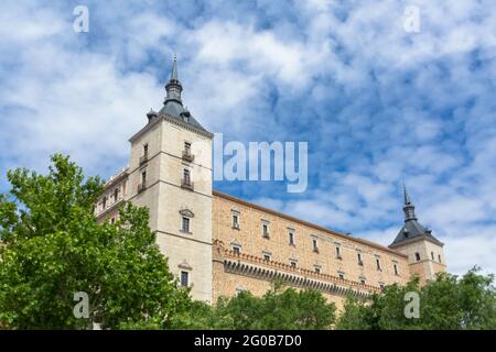 Toledo / Spanien - 05 12 2021: Majestätischer Blick auf das militärische Renaissance-Gebäude an der Hauptfassade des Alcázar von Toledo Stockfoto