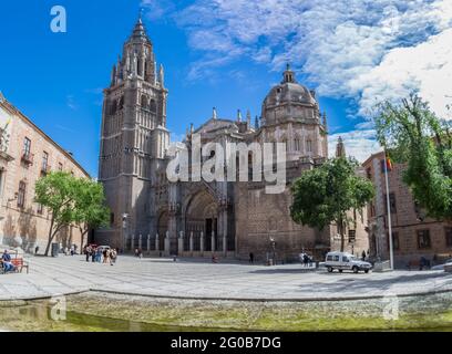 Toledo / Spanien - 05 12 2021: Blick auf die Hauptfassade der Primatenkathedrale der Heiligen Maria von Toledo, Santa Iglesia Catedral Primada de Toledo, anderw Stockfoto