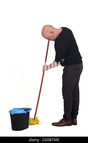 Ein Mann, der den Boden mit einem Wischmopp wischt Stockfoto